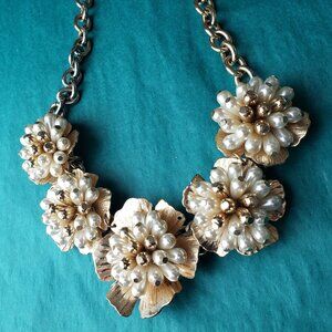 2/55$ Vintage gold tone faux pearls statement flower necklace